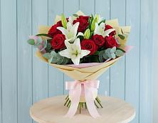 Букет цветов из:  Лилии и Розы в Сагопши