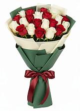 Букет Микс из красных и белых роз в Сагопши