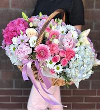 Композиция солнечный день в Сагопши Цветочная композиция из Розы, Хризантемы, Пионы и Лизиантусы в корзине в Сагопши