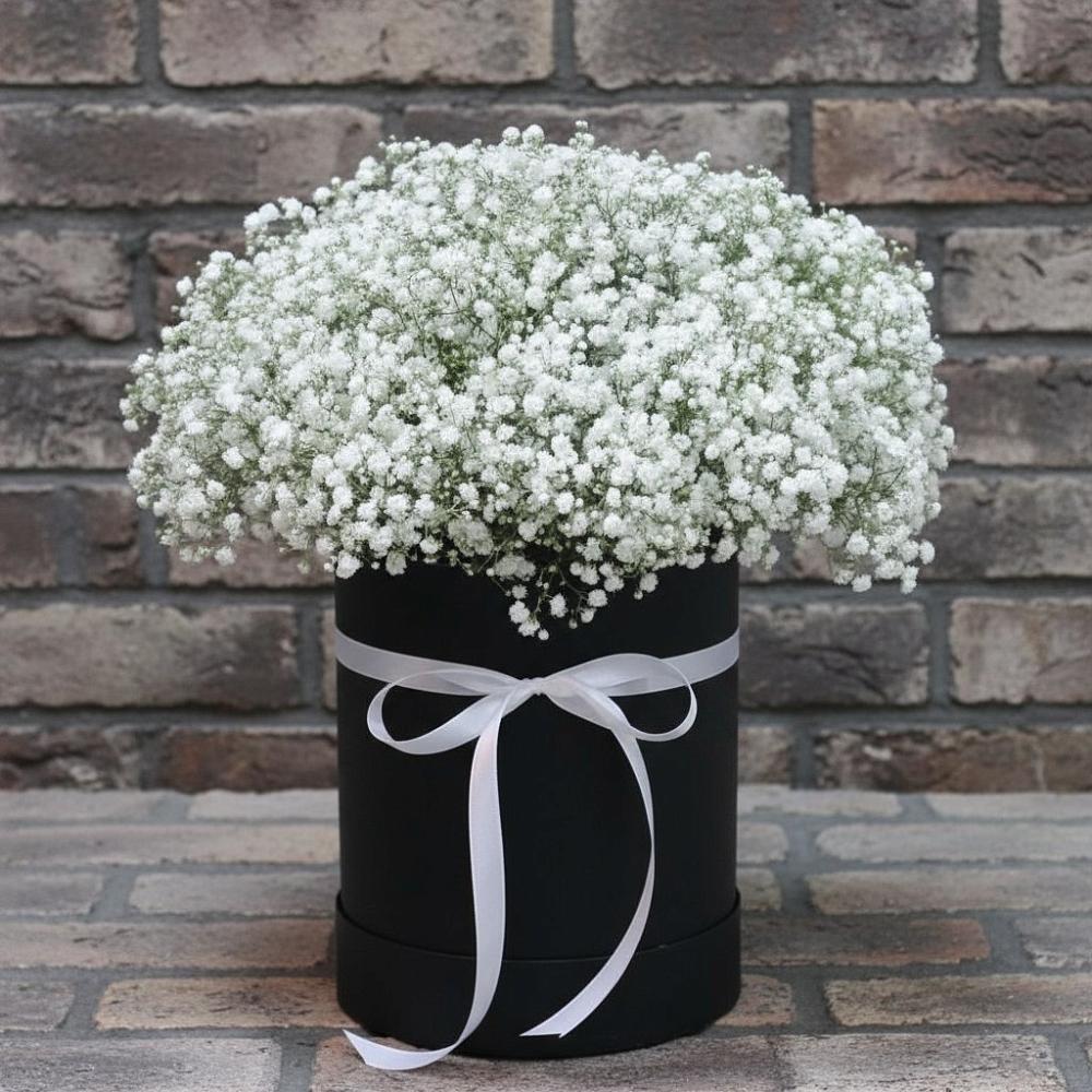 Цветочная композиция из Гипсофила в шляпной коробке в Сагопши