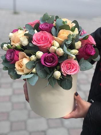 Цветочная композиция из Розы в шляпной коробке в Сагопши