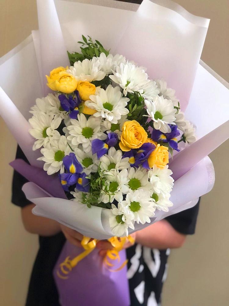 Букет цветов из: Ирисы, Хризантемы и Розы в Сагопши