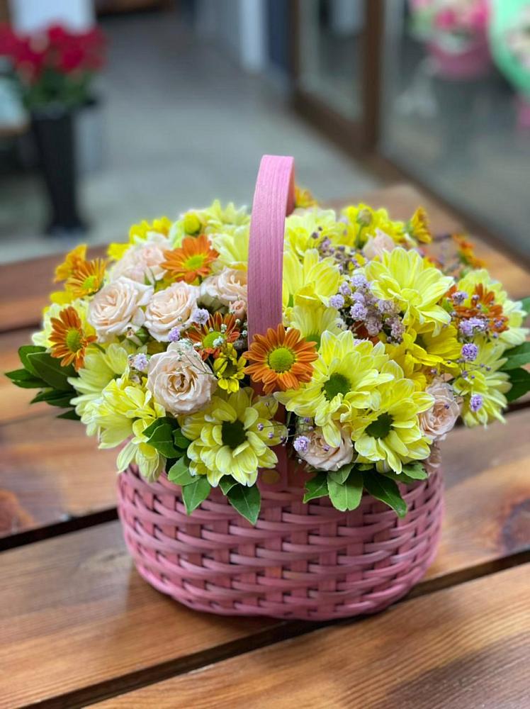 Цветочная композиция из Хризантемы и Розы в корзине в Сагопши