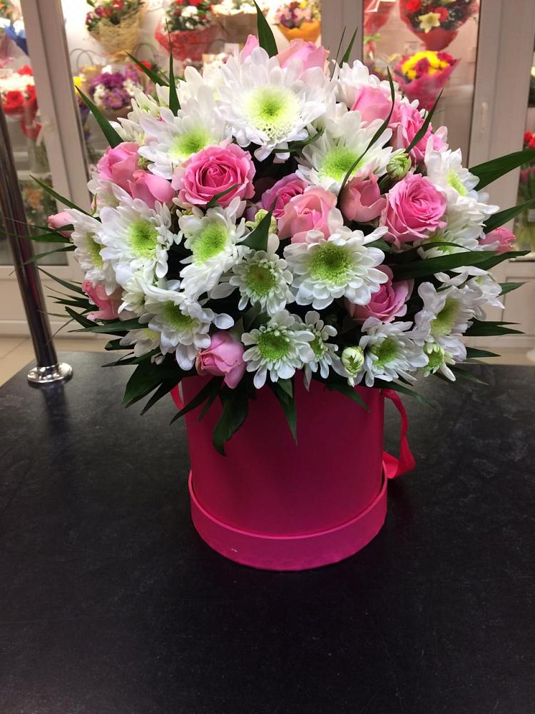 Цветочная композиция из Розы и Хризантемы в шляпной коробке в Сагопши