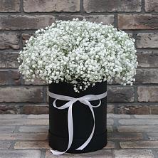 Цветочная композиция из Гипсофила в шляпной коробке в Сагопши