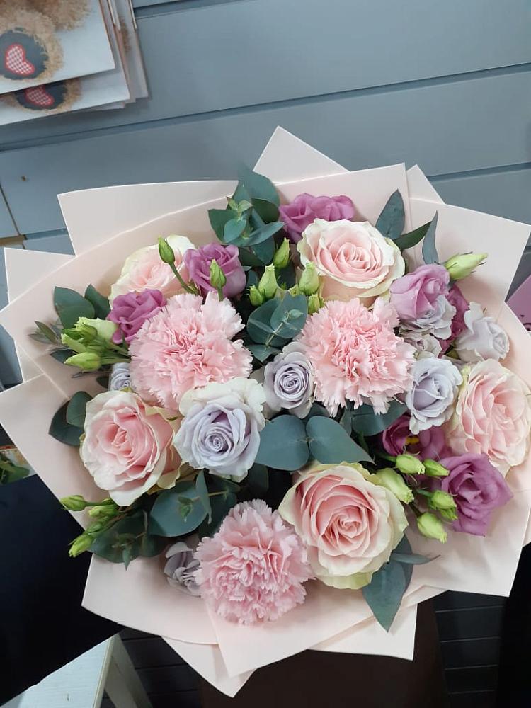 Букет цветов из: Розы, Гвоздики и Лизиантусы в Сагопши